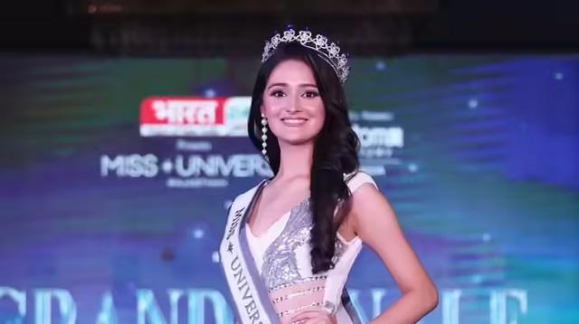 120 देशों को टक्कर दे रही भारत की बेटी, पहली बार जीता ताज और अब मिस यूनिवर्स में दिखा रही जलवा