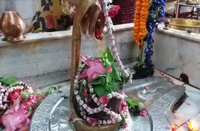 कर्ज से मुक्ति चाहिए? तो महादेव के इस मंदिर में झुकाएं सिर, यहां हर मनोकामना होती है पूरी