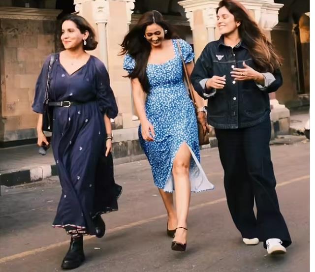 Shweta Tiwari ने ब्लू ड्रेस में मचाया धमाल, तीन हसीनाओं को पीछे छोड़  बनाया सबको दीवाना