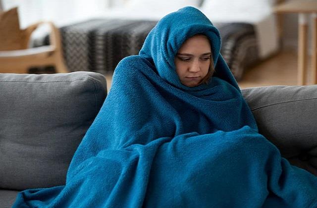 ठंड में कमरे में बैठे-बैठे हो सकती है इस विटामिन की कमी, हेल्दी रहने के लिए डाइट में शामिल करें ये चीजें