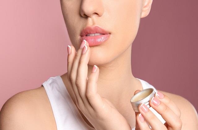 सिर्फ 2 चीजों से बनाएं घर पर नेचुरल लिप बाम, सर्दियों में होंठ फटने की टेंशन होगी खत्म