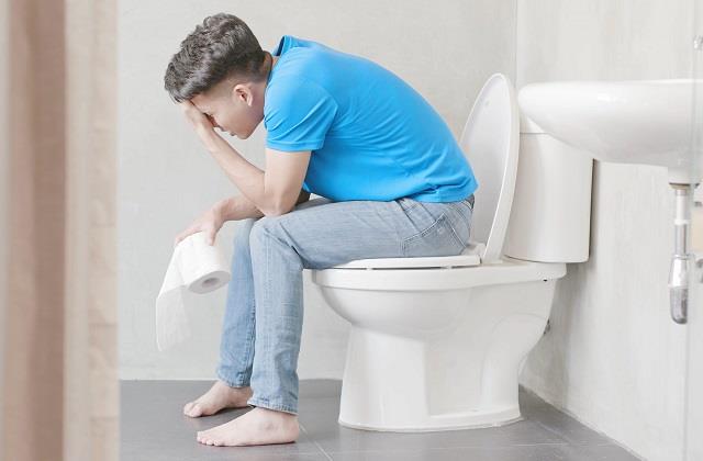 कब्ज से परेशान? दूध में मिलाकर पी लें ये एक चीज़, सुबह पेट रहेगा बिलकुल साफ़!