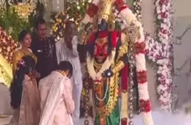 जब दूल्हा- दुल्हन को आशीर्वाद देने साक्षात पहुंचे भगवान वेंकटेश्वर! इस वीडियो को देख हैरान हुई दुनिया