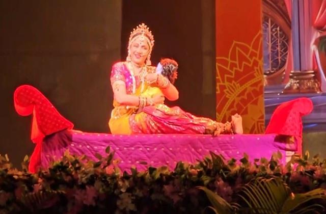 कृष्ण भक्ति में मग्न हेमा मालिनी,  77 साल की उम्र में यशोदा बनकर मोह लिया मन