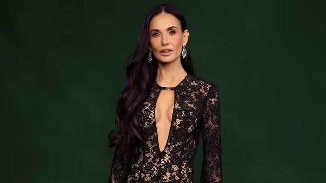  63 साल की उम्र में भी जादू चला रही दुनिया की सबसे सुंदर महिला , ग्लैमरस लुक ने दी सबको मात