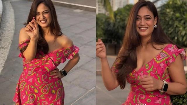 श्वेता तिवारी ने घटाई उम्र, ऑफ-शोल्डर ड्रेस में ढाया कहर ,दो बच्चों की मम्मी का ग्लैमरस अवतार वायरल