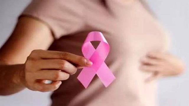 Breast Cancer: ब्रेस्ट में हल्का बदलाव भी खतरनाक! इन लक्षणों को न करें Ignore