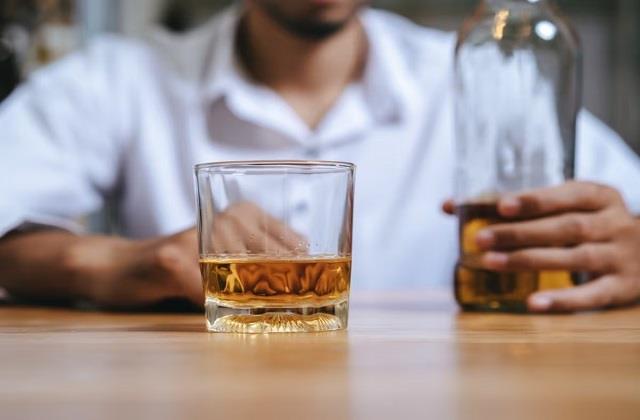 क्या आप भी पीते है शराब तो हो जाएं सावधान, नहीं तो हो जाएगी इस Vitamin की कमी