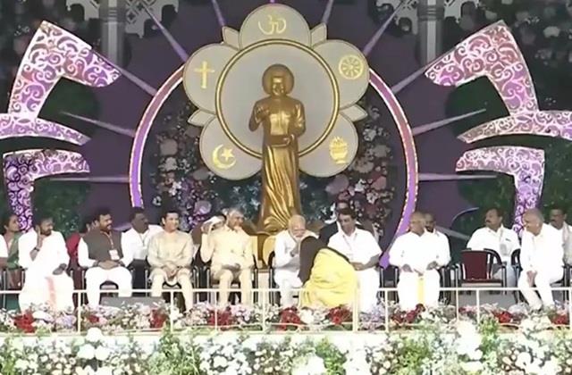 श्री सत्य साईं बाबा जन्म शताब्दी समारोह में ऐश्वर्या राय ने पीएम के छुए पैर, हैरान रह गए मोदी