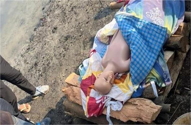 दिल्ली से ब्रजघाट आए अंतिम संस्कार करने के बाद चिता बुझाकर जब देखी लाश तो मचा हड़कंप