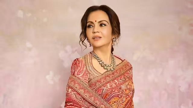 मुकेश अंबानी अंदर पहुंचे, बाहर साड़ी पहनकर पहुंचीं नीता, 61 की उम्र में सादगी से जीता सबका दिल