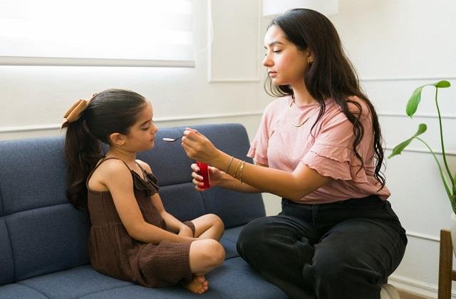 बच्चों को कफ सिरप कब देना फायदेमंद और कब खतरनाक? जान लें हर ज़रूरी बात
