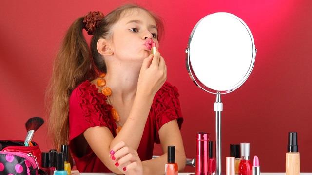 4–5 साल की बच्चियों को लगा रहे हैं लिपस्टिक? सुंदर दिखें न दिखें… लेकिन सेहत को बड़ा नुकसान जरूर होगा