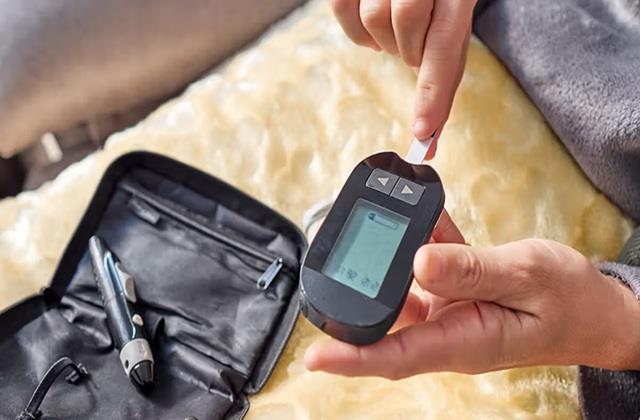 क्या आप भी बार- बार करते हैं  शुगर की जांच? तो  जान लीजिए डायबिटीज चेक करने के सही टाइमिंग