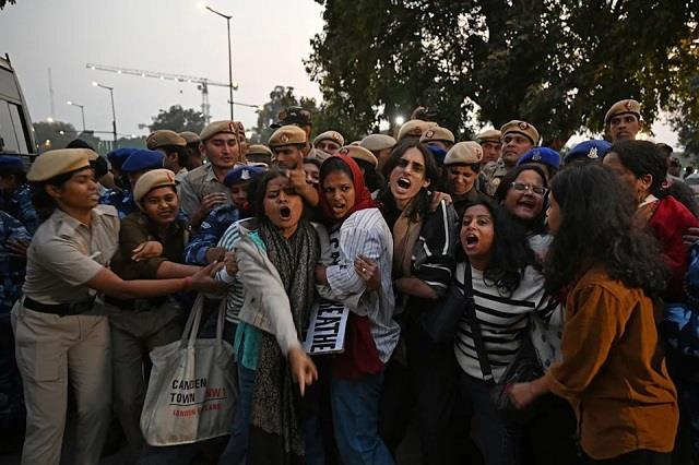 दिल्ली में साफ हवा की मांग करने वालों से अपराधियों जैसा बर्ताव क्यों? क्या यही इंसाफ़ है