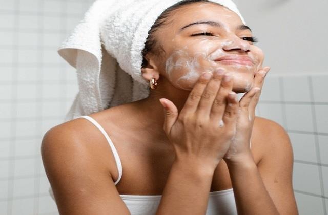 महंगे फेशियल से ज्‍यादा ग्‍लो देगी फिटकरी, झुर्रियां और ड्राई स्किन से मिलेगा छुटकारा