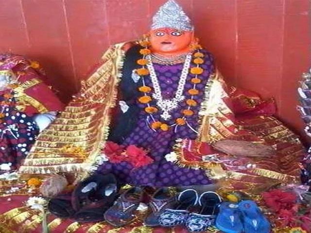 इस मंदिर में चढ़ते हैं जूते-चप्पल, जानिए क्या है अनोखी मान्यता ?