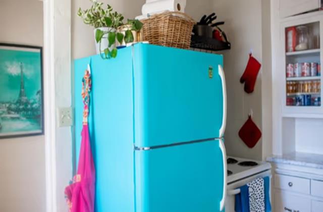 फ्रिज के ऊपर भूलकर भी ना रखें ये 5 चीजें, वरना घर में आ जाएगी कंगाली