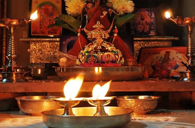 घर में इस समय आती है मां लक्ष्मी, इस दौरान चुपके से कर लें ये गुप्त उपाय