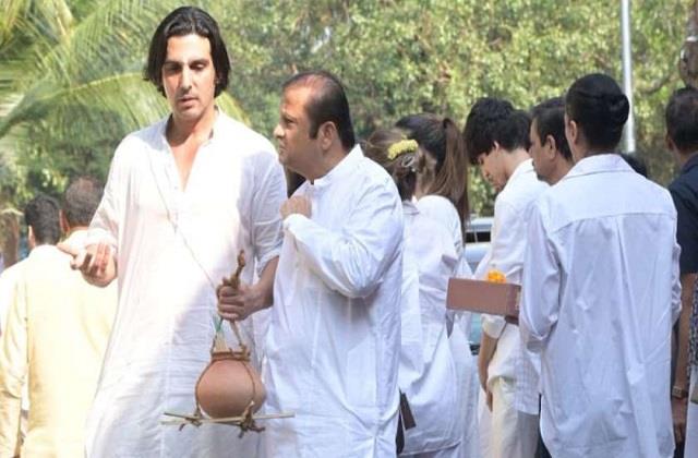 ऋतिक की एक्स वाइफ ने दिया मां काे कंधा, बेटे जायेद खान ने नम आंखों से दी विदाई