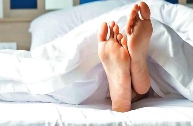 पैर पर पैर रखकर सोने से घटती है आयु? जानिए क्या है सच