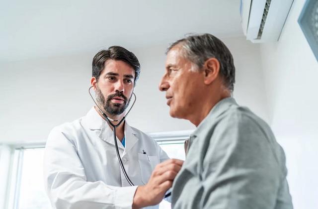 मरीज देखते-देखते डॉक्टर को आया Heart Attack, पुरुषों में हार्ट फेल्योर के लक्षण पढ़ें