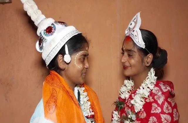 एक दूसरे के प्यार में डूबी दो लड़कियां, उनकी समलैंगिक शादी में नाचा पूरा गांव