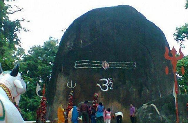 यहां पर हर साल के साथ बढ़ता है शिवलिंग का आकार, रात में भी सुनाई देती हैं घंटियां और मंत्र!