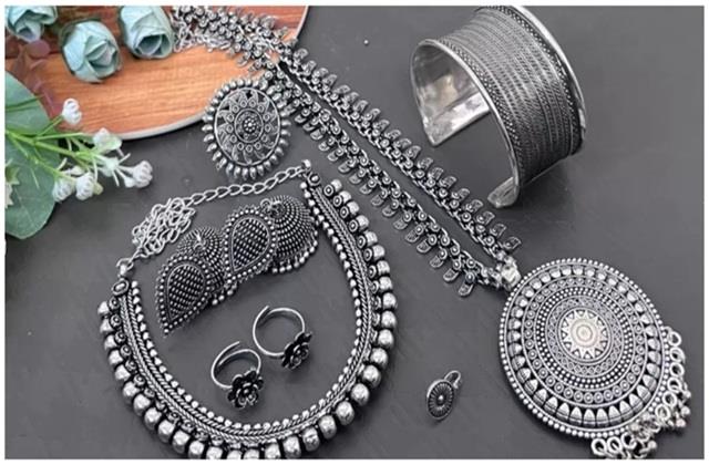 इन राशि वालों को चांदी पहनाती है काफी नुकसान, कहीं आपकी राशि तो नहीं इसमें