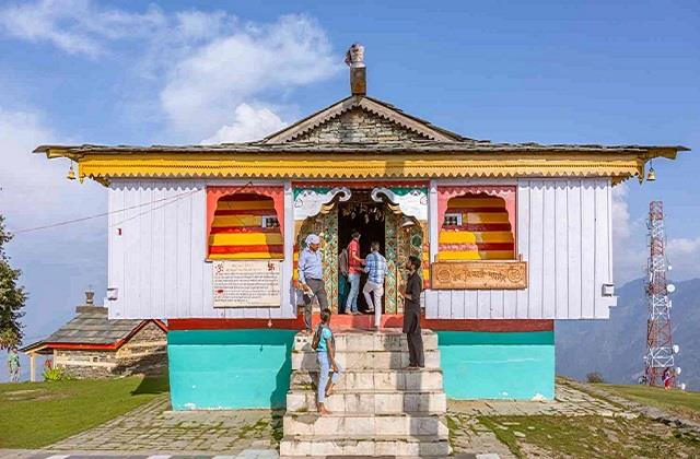 बिजली महादेव मंदिर: जहां हर 12 साल में टूटता और जुड़ता है शिवलिंग