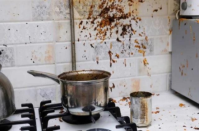 किचन के टाइल्स पर जमी चिकनाई मिनटों में होगी साफ, बस ये 3 चीजें पानी में मिलाएं