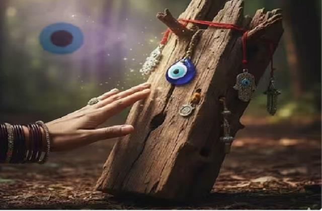 क्या सच में लकड़ी छूने से नहीं लगती बुरी नजर, क्यों कहते हैं लोग 'TOUCH WOOD'
