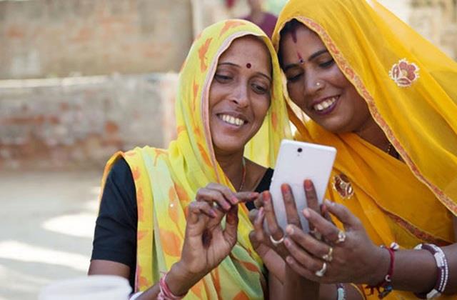 पंचायत का फरमान- बहुएं और बेटियां नहीं चलाएंगी स्मार्ट फोन, सिर्फ मिलेगा किपैड