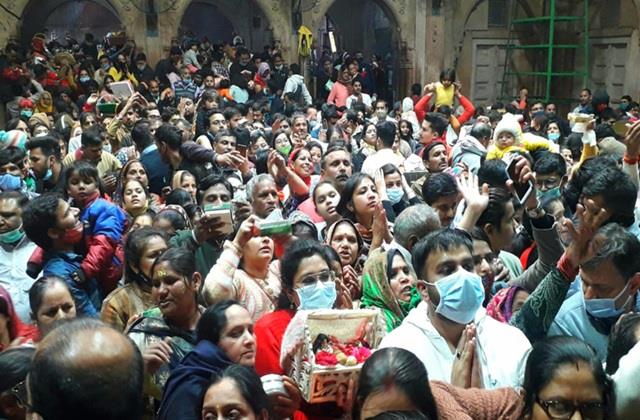 नए साल से पहले बांके बिहारी मंदिर में बिगड़े हालात, प्रशासन ने लोगों से की यहां ना आने की अपील