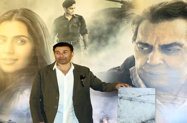 धर्मेंद्र  की आखिरी फिल्म देखने पहुंचे बेटे सनी देओल, पापा का पोस्टर देखकर भरी आंखें