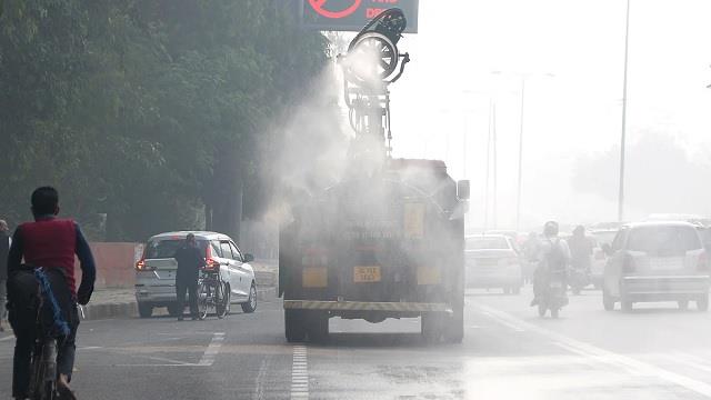 दिल्ली में प्रदूषण बेहद खतरनाक स्तर पर, 52 पर्सेंट लोग किसी न किसी तरह से बीमार