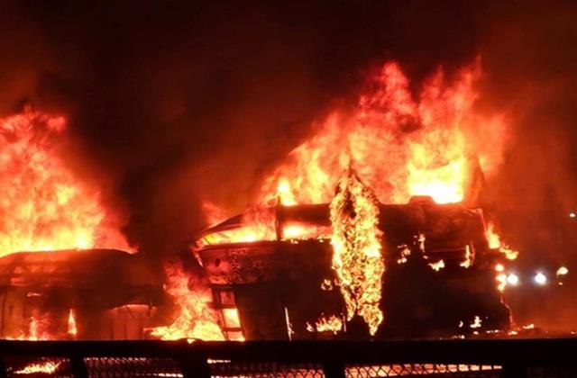 क्रिसमस के दिन कर्नाटक में हुआ भीषण हादसा,  ट्रक की टक्कर लगने से बस में लगी आग, जिंदा जले यात्री