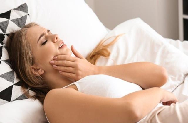 सुबह उठते ही सताता है दांत का दर्द, तो ये है खतरे की घंटी