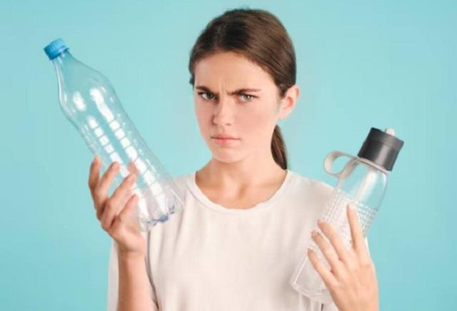 पुरानी प्लास्टिक की बोतल में किन लोगों को पानी पीने से बचना चाहिए?
