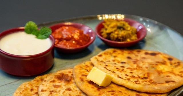 सर्दियों में जमकर खाते हैं आलू के पराठे, जानें एक पराठा कितनी कैलोरी बढ़ा देता है