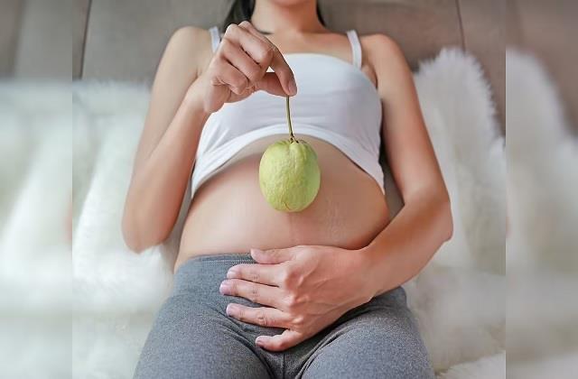 ठंड में Pregnant महिलाओं को अमरूद खाना चाहिए या नहीं? जानिए डॉक्टरों की राय