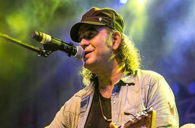 लाइव शो के दौरान गिरे मशहूर प्लेबैक सिंगर, video हुआ वायरल