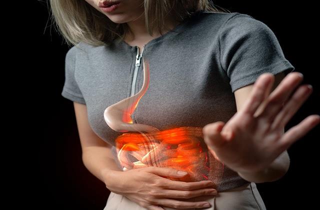 पेट में गैस अटक गई है? नींबू के रस में मिलाकर पी लें ये चीज, गैस होगी जड़ से खत्म