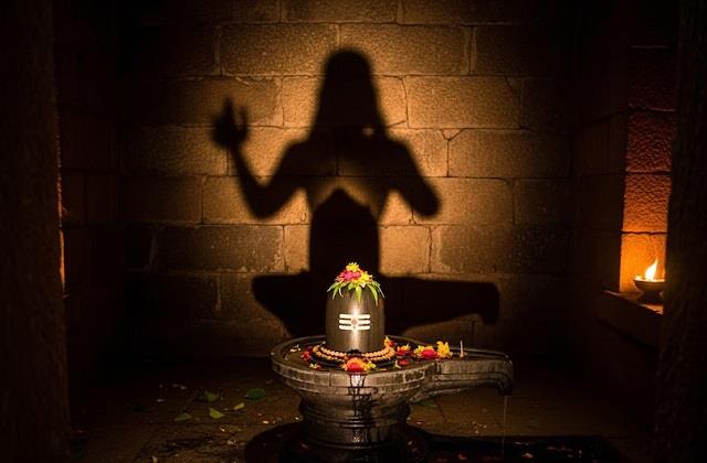 अनोखा है ये मंदिर, जहां शिवलिंग के पीछे दिखती है इंसानी परछाई!
