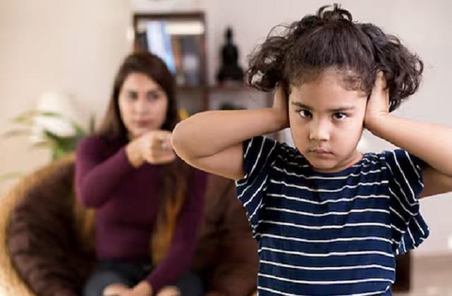 माता-पिता की इन 4 गलतियों से बच्चा बन जाता है जिद्दी, जानें उन्हें कैसे करें डील