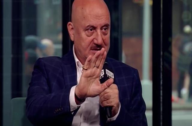 फ्लाइट कैंसिल होने से नाराज हुए अनुपम खेर, बोले- मैं भड़ास निकालना चाहता हूं