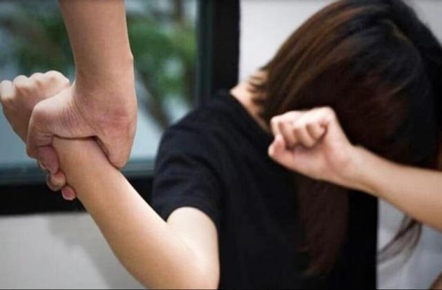 कोचिंग टीचर्स ने छात्रा को कहा हमसे संबंध बनाओ, वरना तुम्हारी अश्लील..