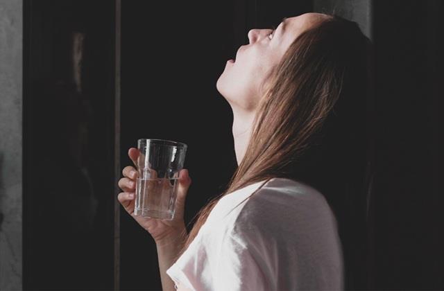 गले की खराश का पक्का इलाज नहीं है नमक का पानी, दूर करो अपनी गलतफहमी