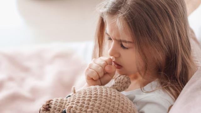 बच्चे की लगातार खांसी और बेचैनी को कम करें, आजमाएं ये घरेलू आयुर्वेदिक नुस्खे