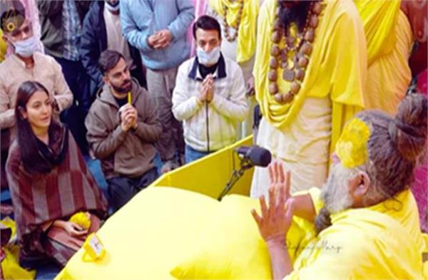 ग्लैमर लाइफ छोड़ धर्म के रास्ते चली अनुष्का शर्मा, प्रेमानंद महाराज से ले ली गुरु दीक्षा